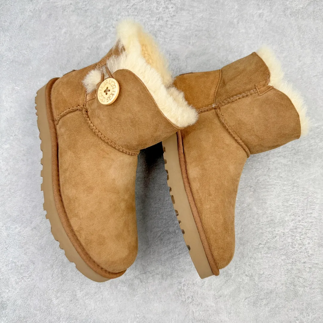 Pick up locally💰520 UGG 6422 Classic wooden buckle autumn and winter sheep fur integrated snow boots. All shoes are made from the same factory as ZP. Longfeng A-grade Australian imported sheep fur integrated women's boots. Brand OEM production line. Fully follow the ZP process. OEM original pattern maker. Adhering to the principle of no original shoes and no development selection. Pay attention to every detail. The most authentic version on the market. TREADLITE "Light Wing" technology outsole. Lightweight/durable/flexible/pile size: 35 36 37 38 39 40 Coding: by2936090